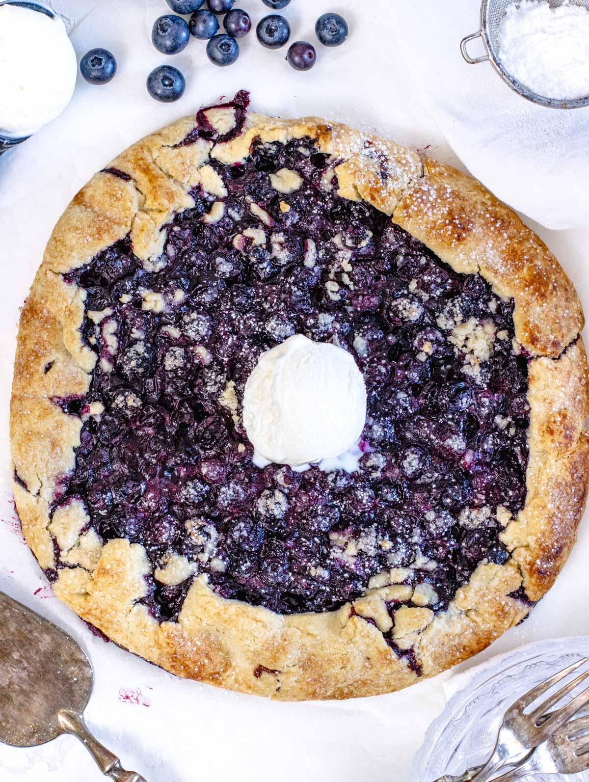 Heidelbeer-Galette mit frischen Heidelbeeren
