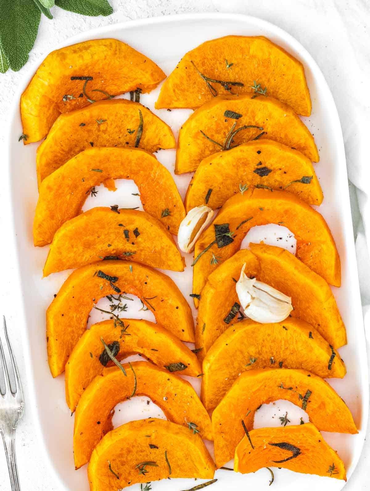Gerösteter Butternusskürbis auf einer Platte