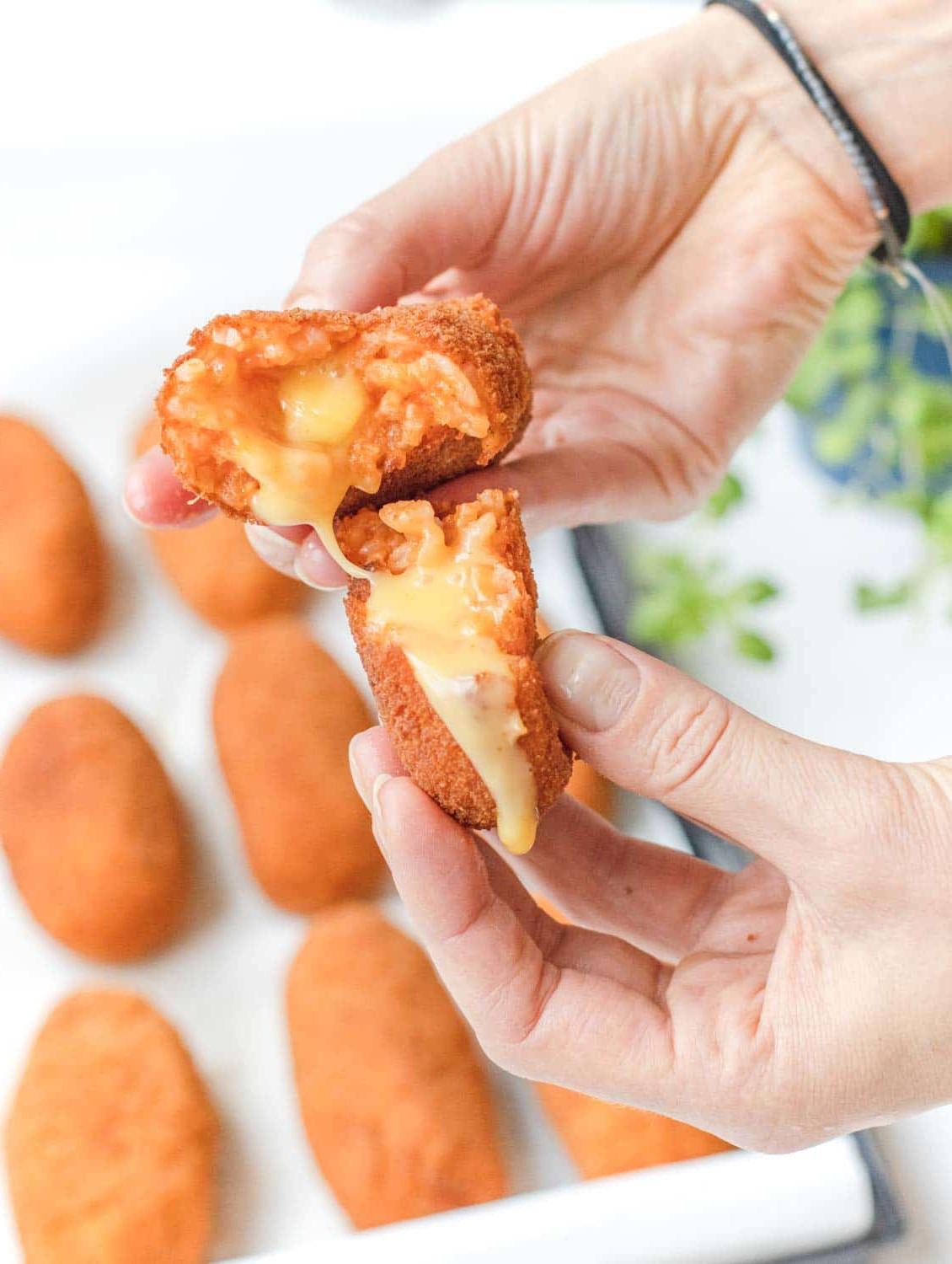 Zartschmelzende, frittierte Reisbällchen Supplì