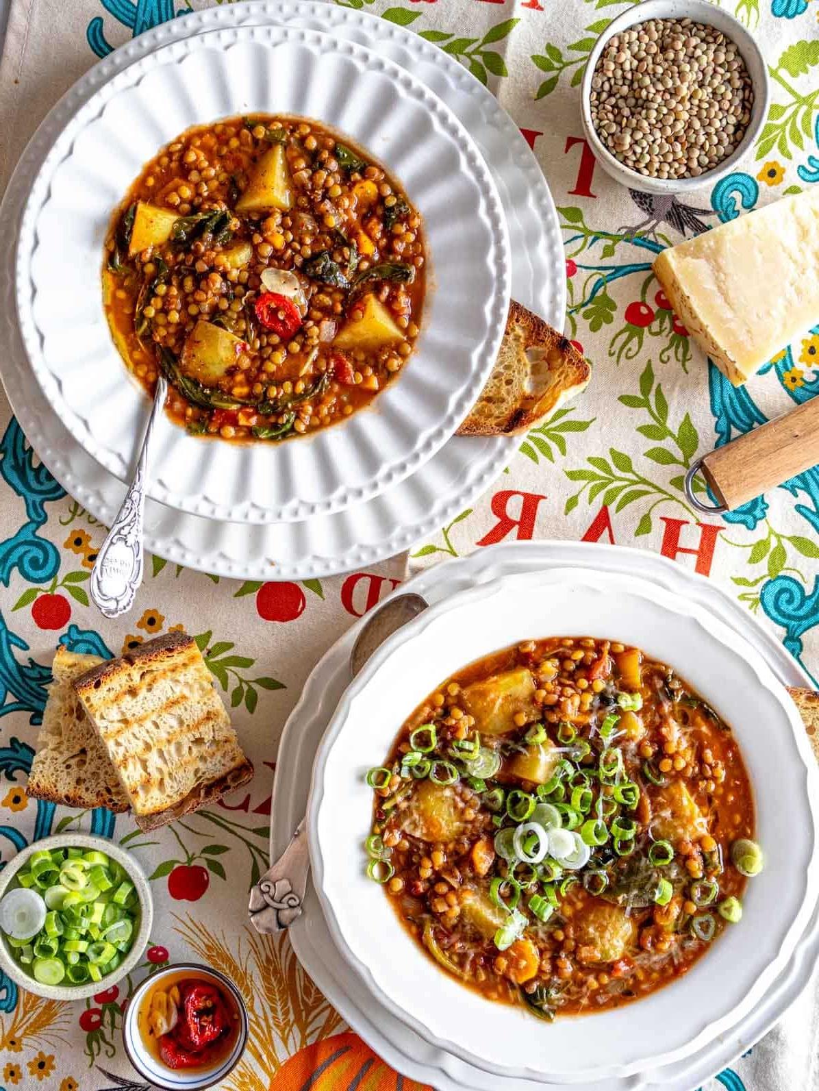 Linsensuppe auf einem Tisch mit Brot