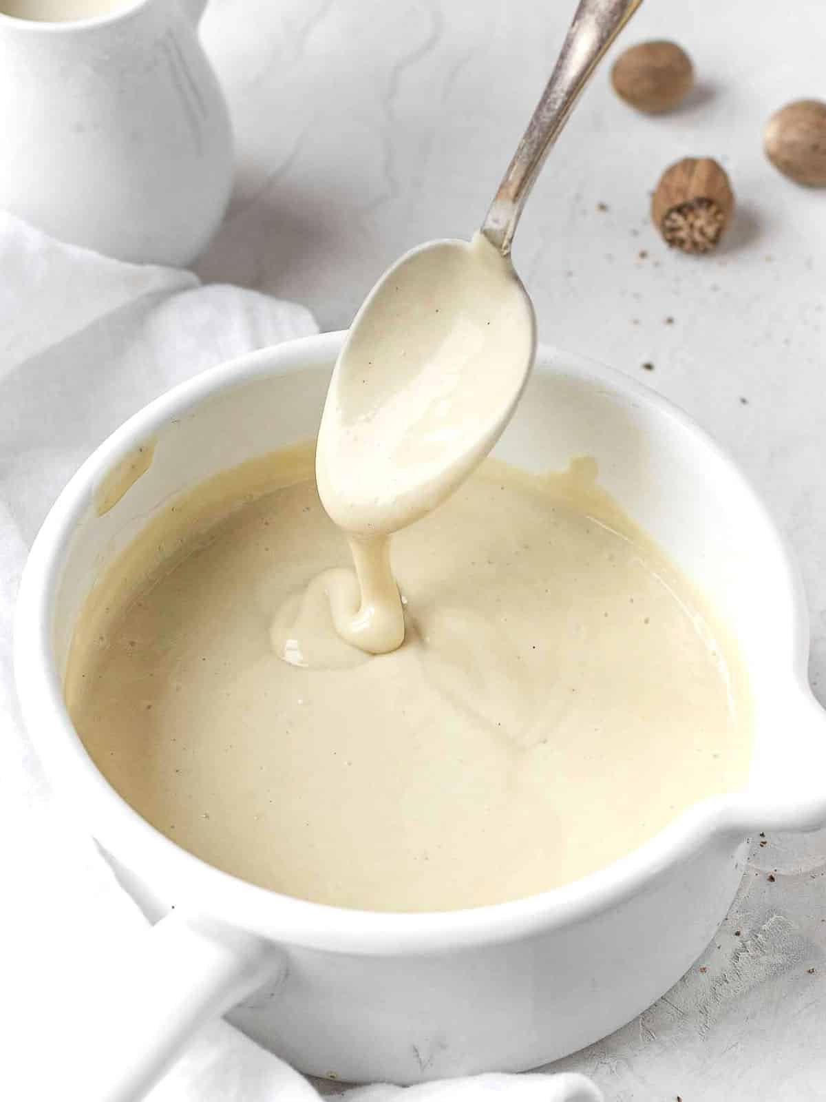 Weißer Topf mit veganer weißer Soße