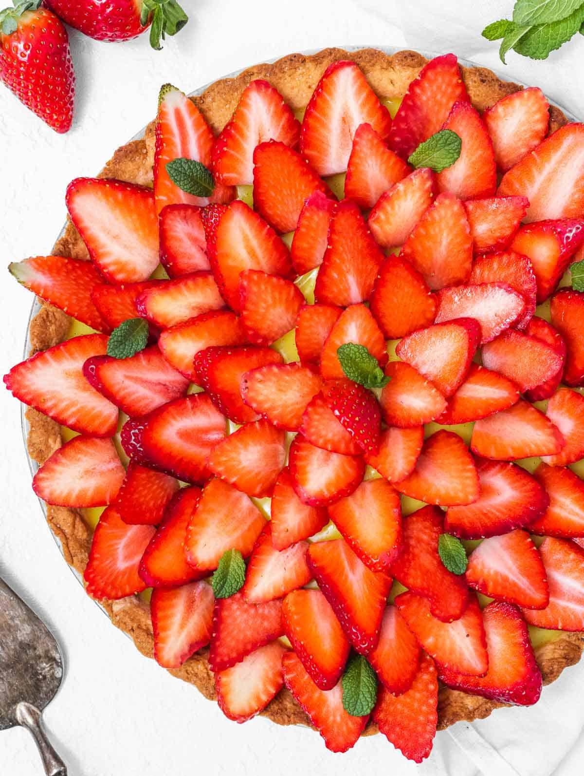 Erdbeertarte mit Minzblättern und Puddingcreme