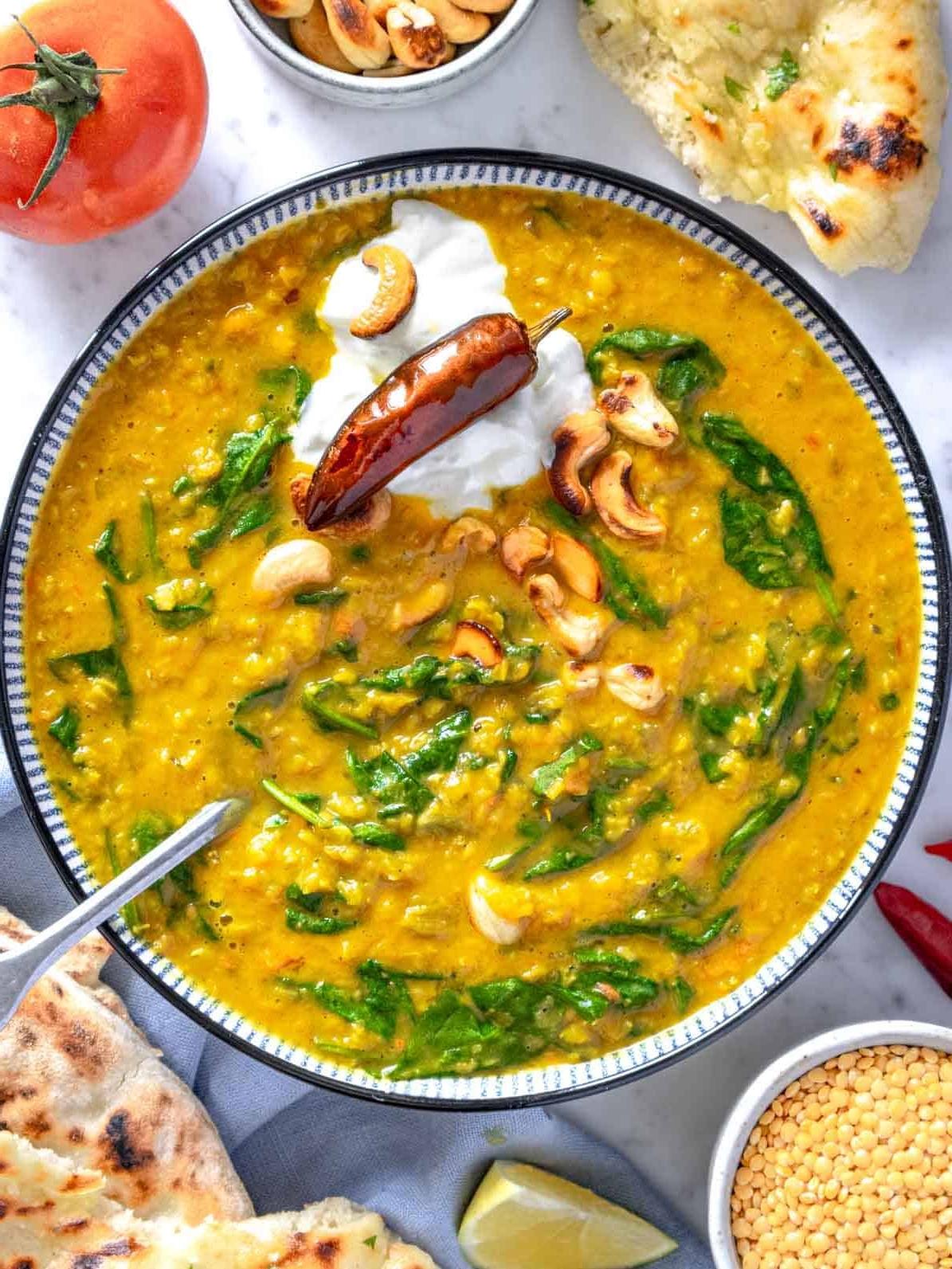 Dal mit Joghurt und Cashewkernen in einer Schüssel