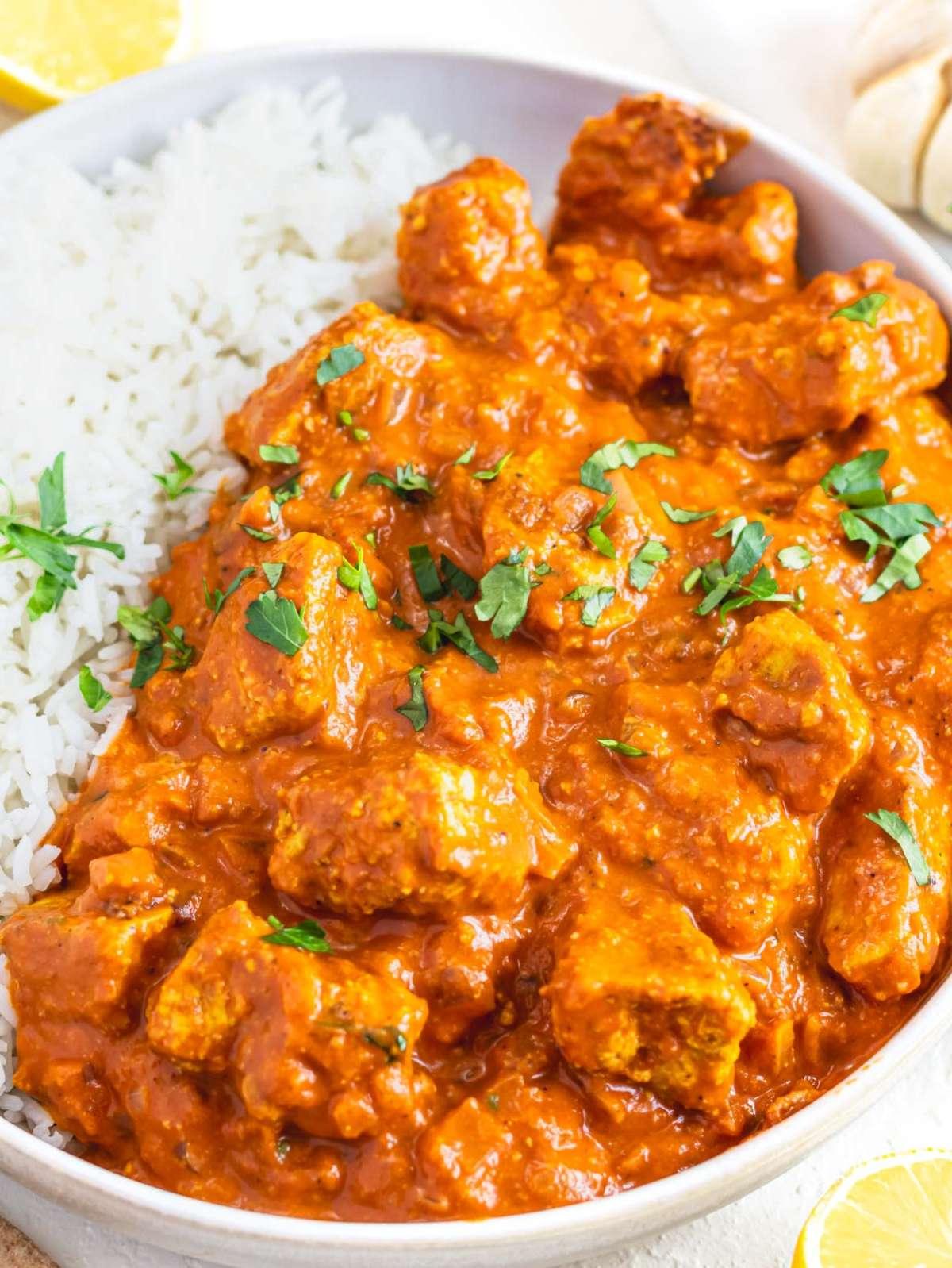 Tofu Tikka Masala mit Basmatireis.