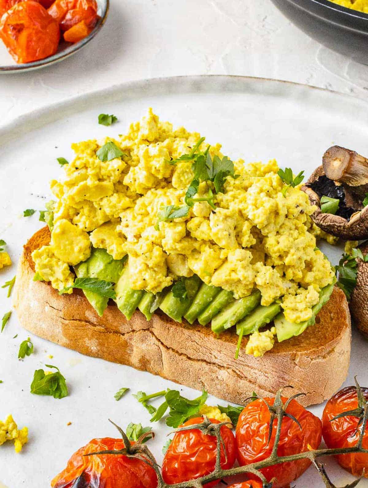 Tofu Rührei auf Toast