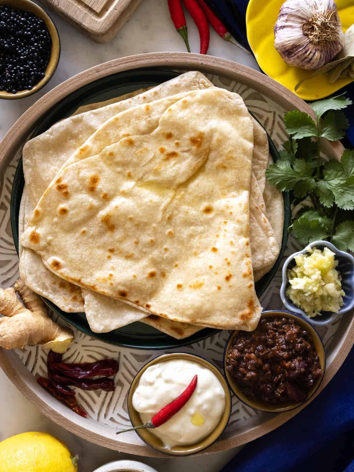 Holztablett mit Parathas.