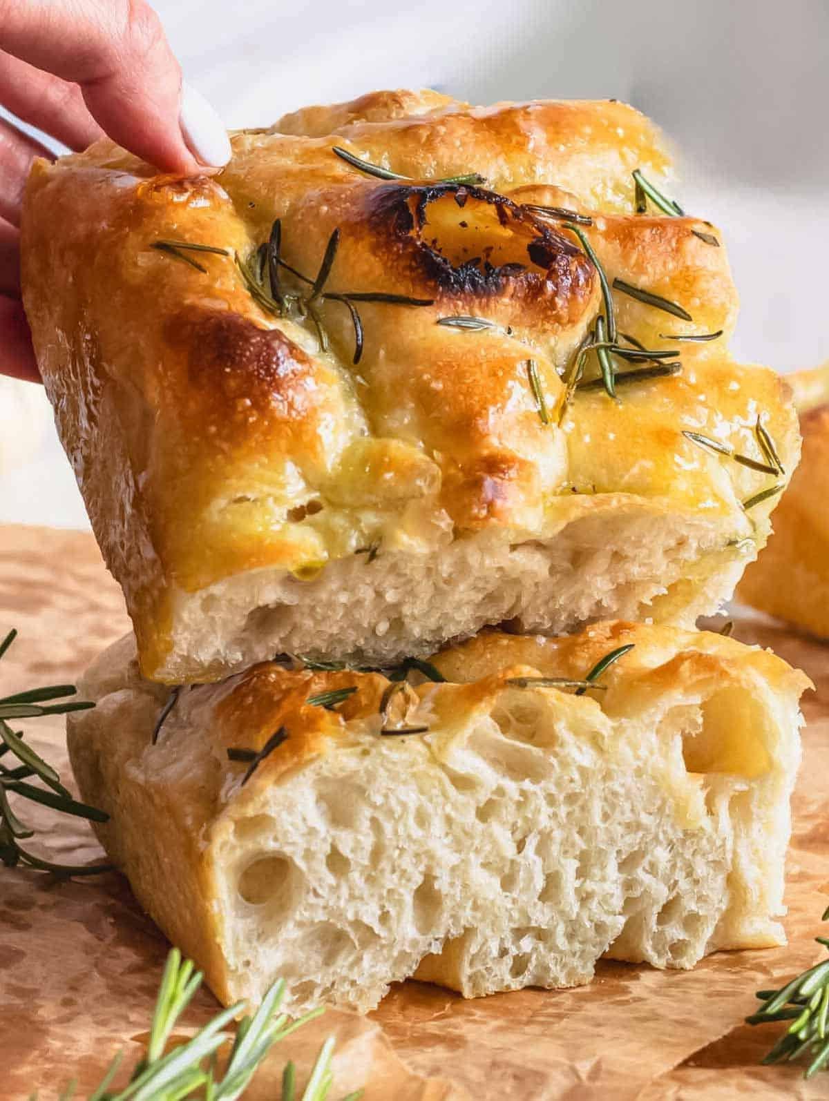 Zwei Focaccia-Stücke übereinander gestapelt, goldbraun und appetitlich.
