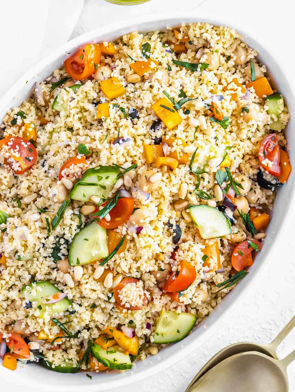Couscous Salat mit frischem Gemüse und Kräutern.