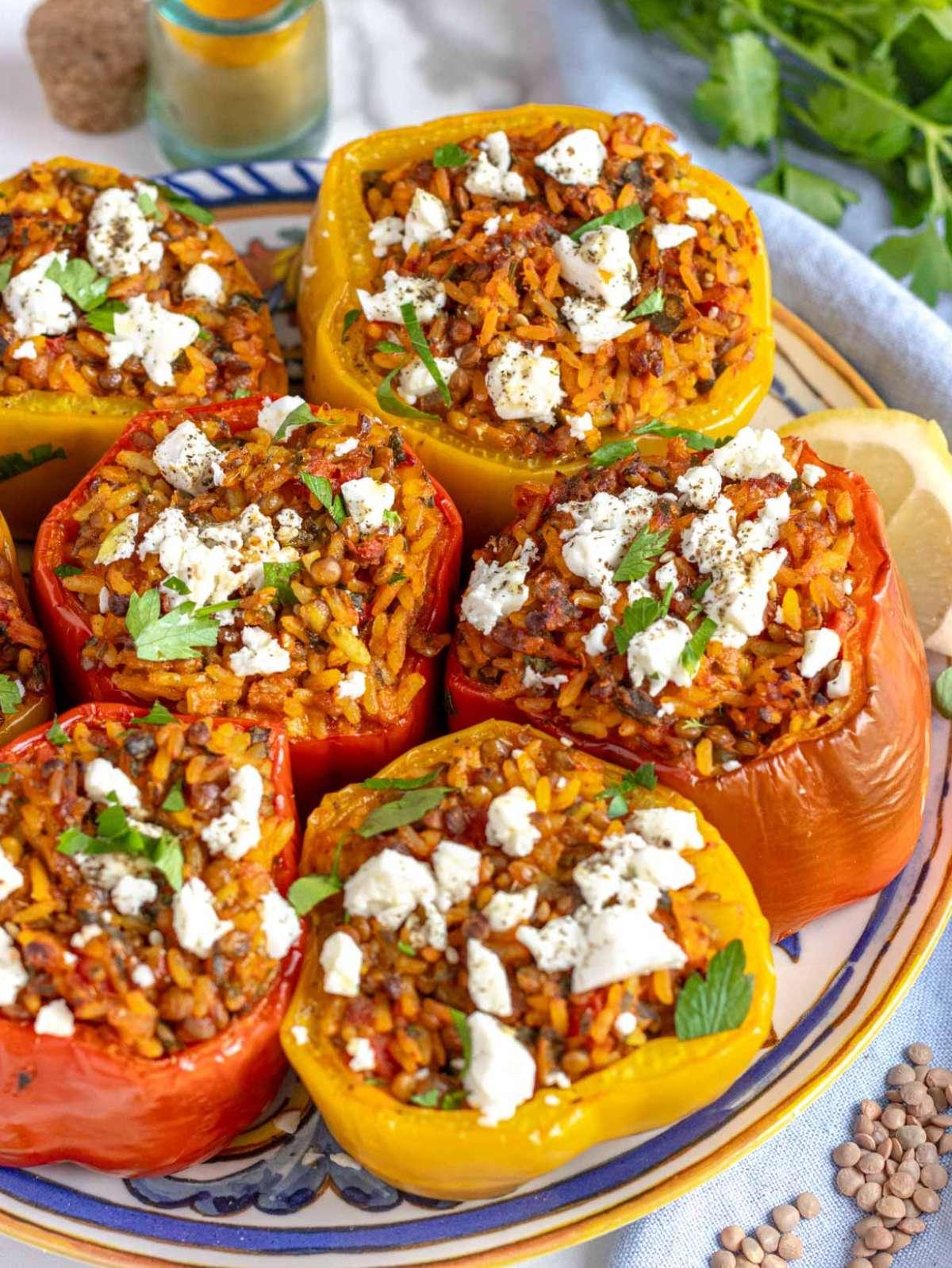 Mediterrane gefüllte Paprika mit Reis und Linsen, goldbraun gebacken und mit frischer Petersilie garniert.