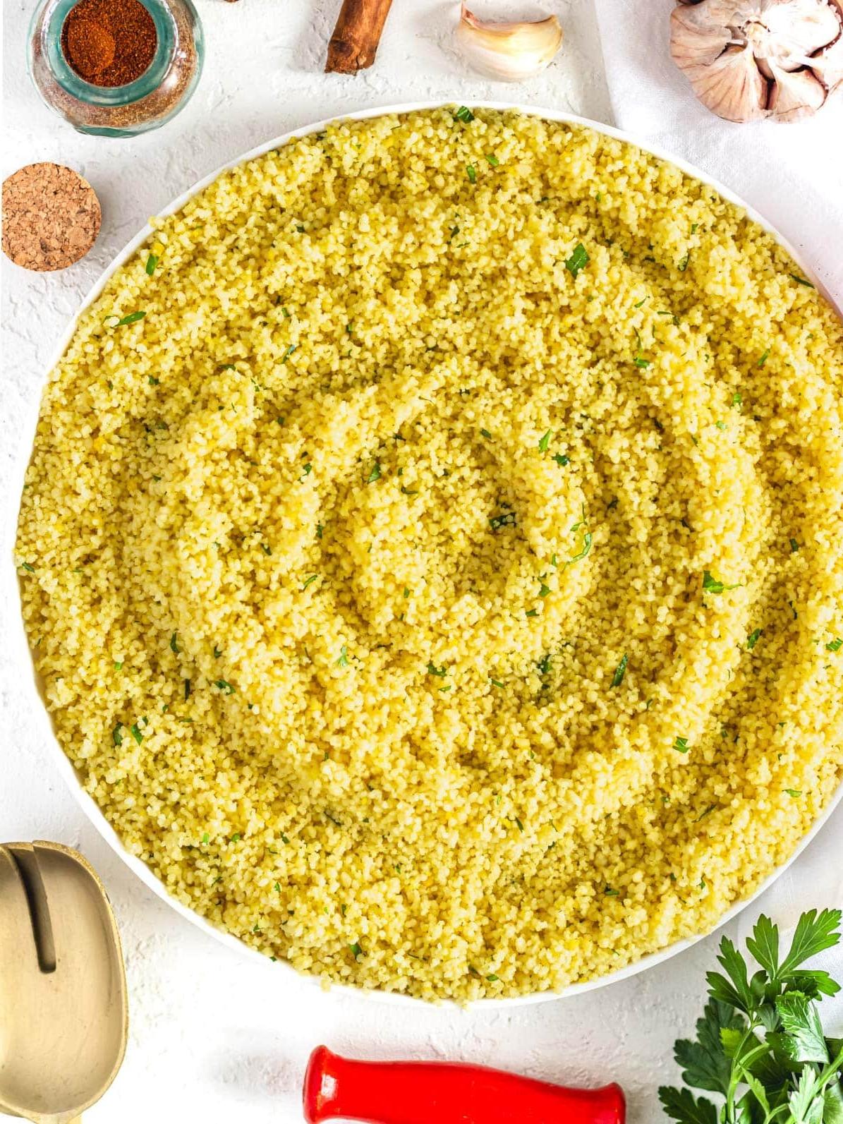 Gewürzter Couscous auf einem Teller mit frischer Petersilie garniert
