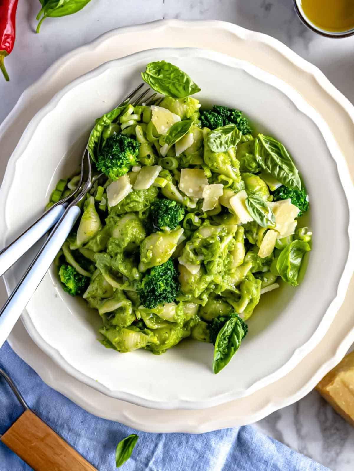 Cremige Brokkoli Pasta in einer Schale.