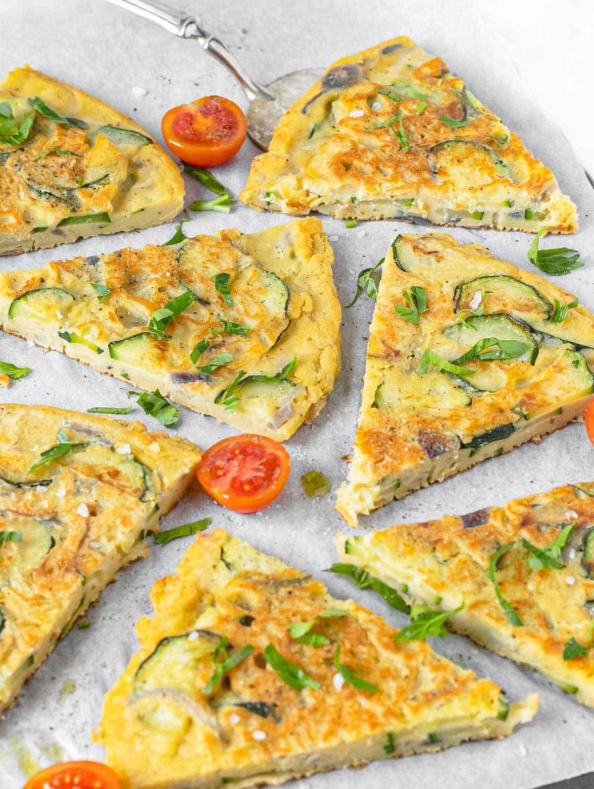 Vegane Frittata in Scheiben geschnitten.