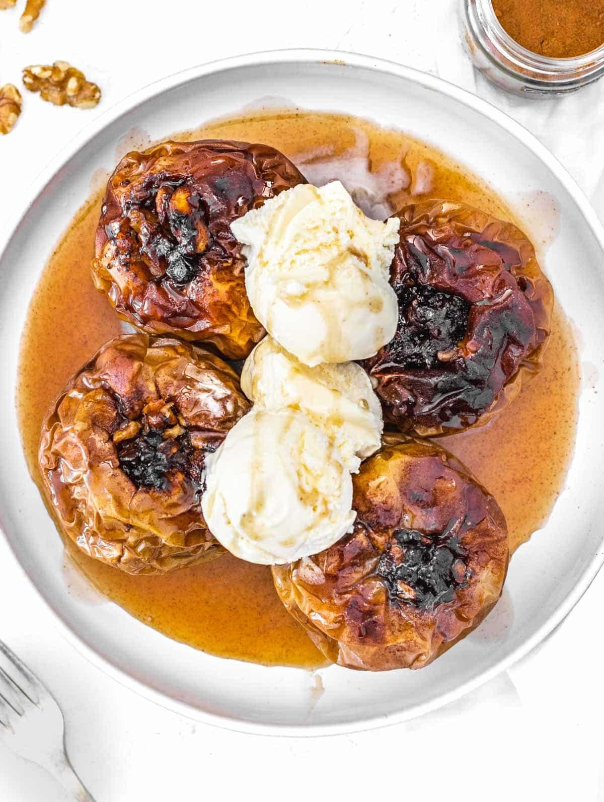 Bratäpfel 2 Gebackene Äpfel mit Eiscreme