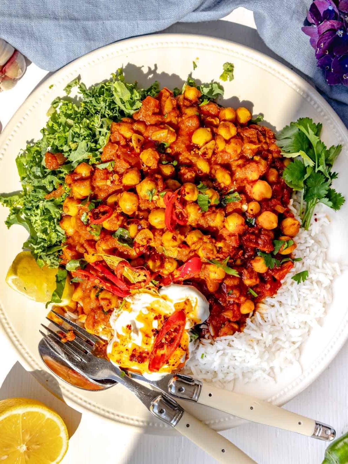 Chana Masala 2 Chana Masala mit Basmatireis und Grünkohl auf einem Teller