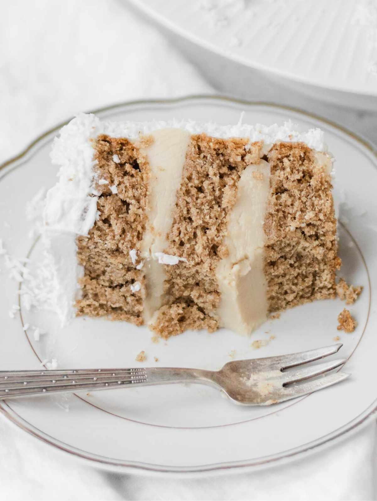 Veganer Kokoskuchen 2 Veganer Kokoskuchen mit Puddingfüllung, bereit zum Servieren