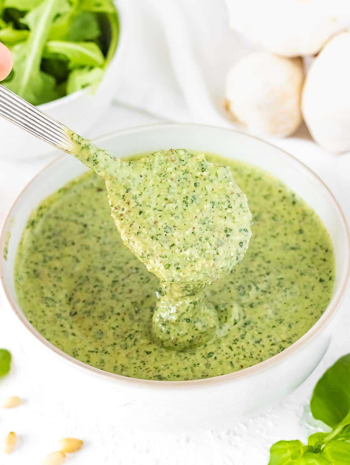 Rucola Pesto in einer Schüssel