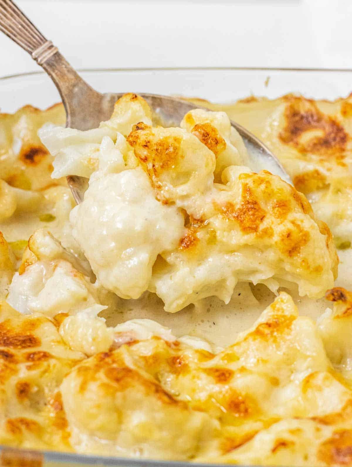 Blumenkohl-Käse-Auflauf mit einem Löffel