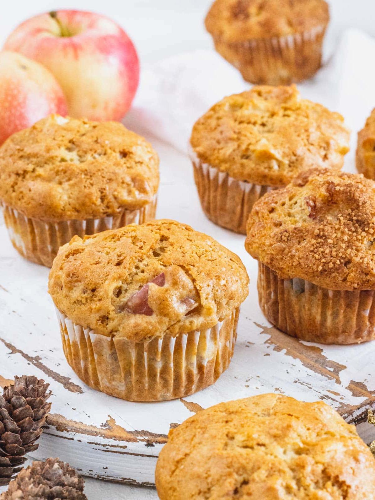 Vegane Apfelmuffins 2 Apfelmuffins auf einem Holztablett