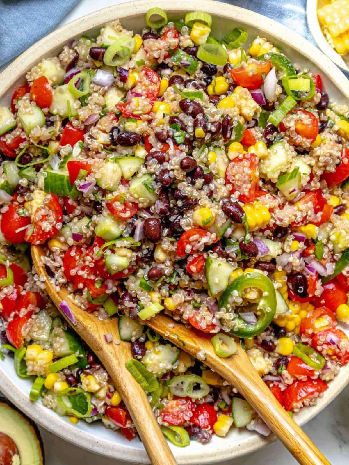 Mexikanischer Quinoa Salat mit schwarzen Bohnen, Koriander und Limette.