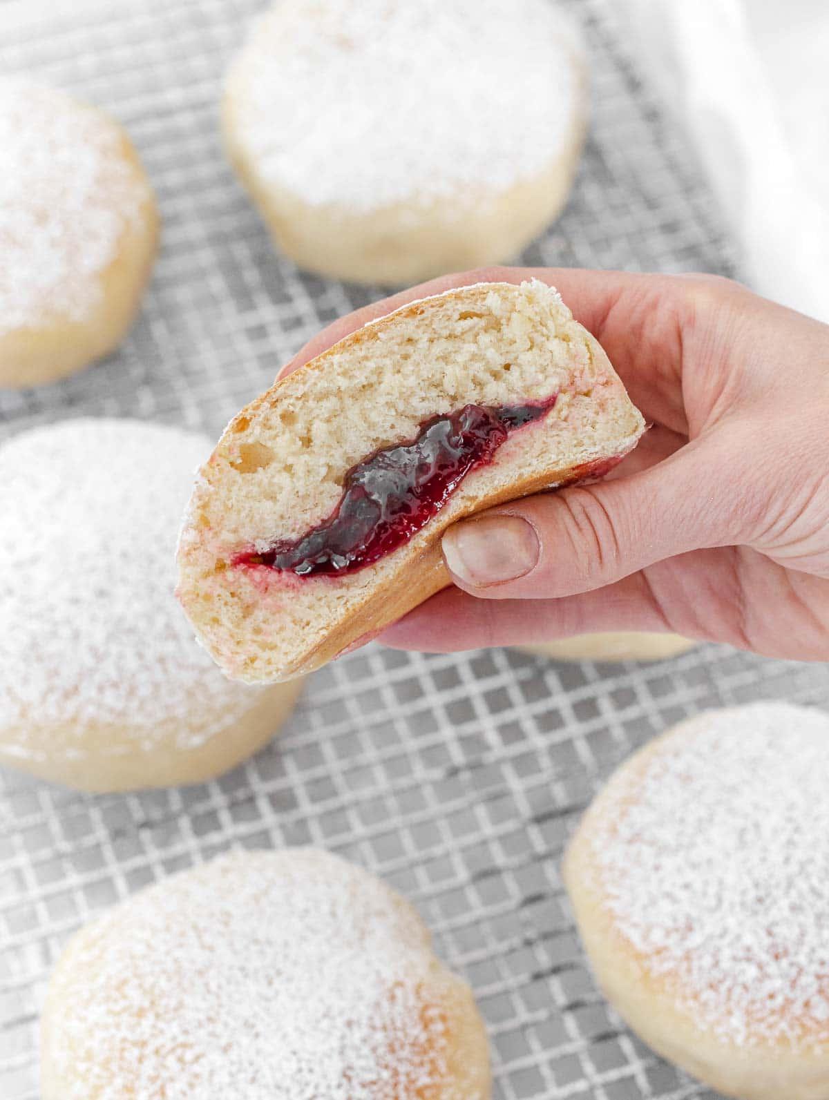 Vegane Bomboloni mit Sauerkirschmarmelade gefüllt