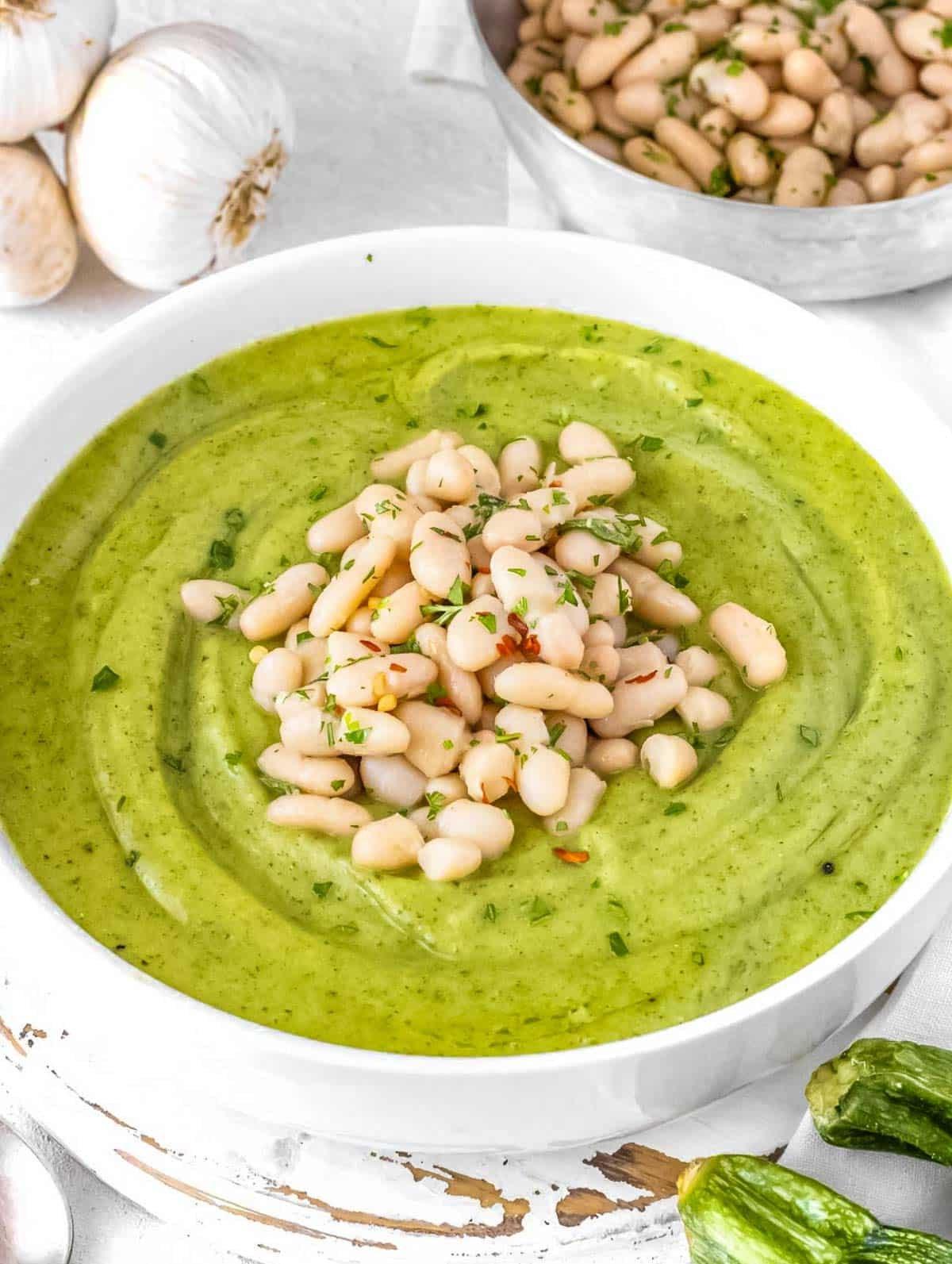 Zucchini Suppe, cremig und köstlich.