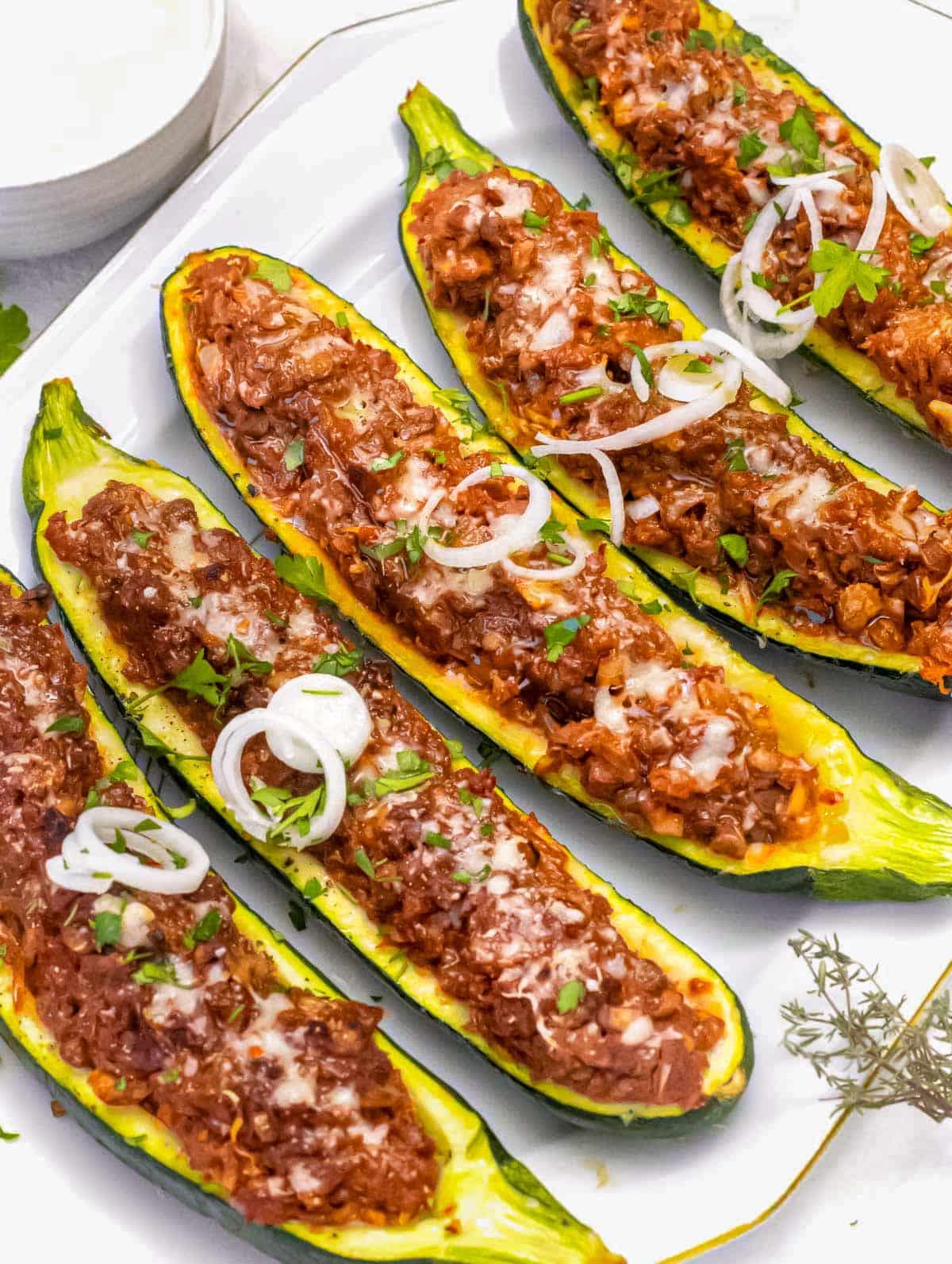 Zucchini-Boote 2 Zucchiniboote mit cremiger Füllung und geschmolzenem Käse.