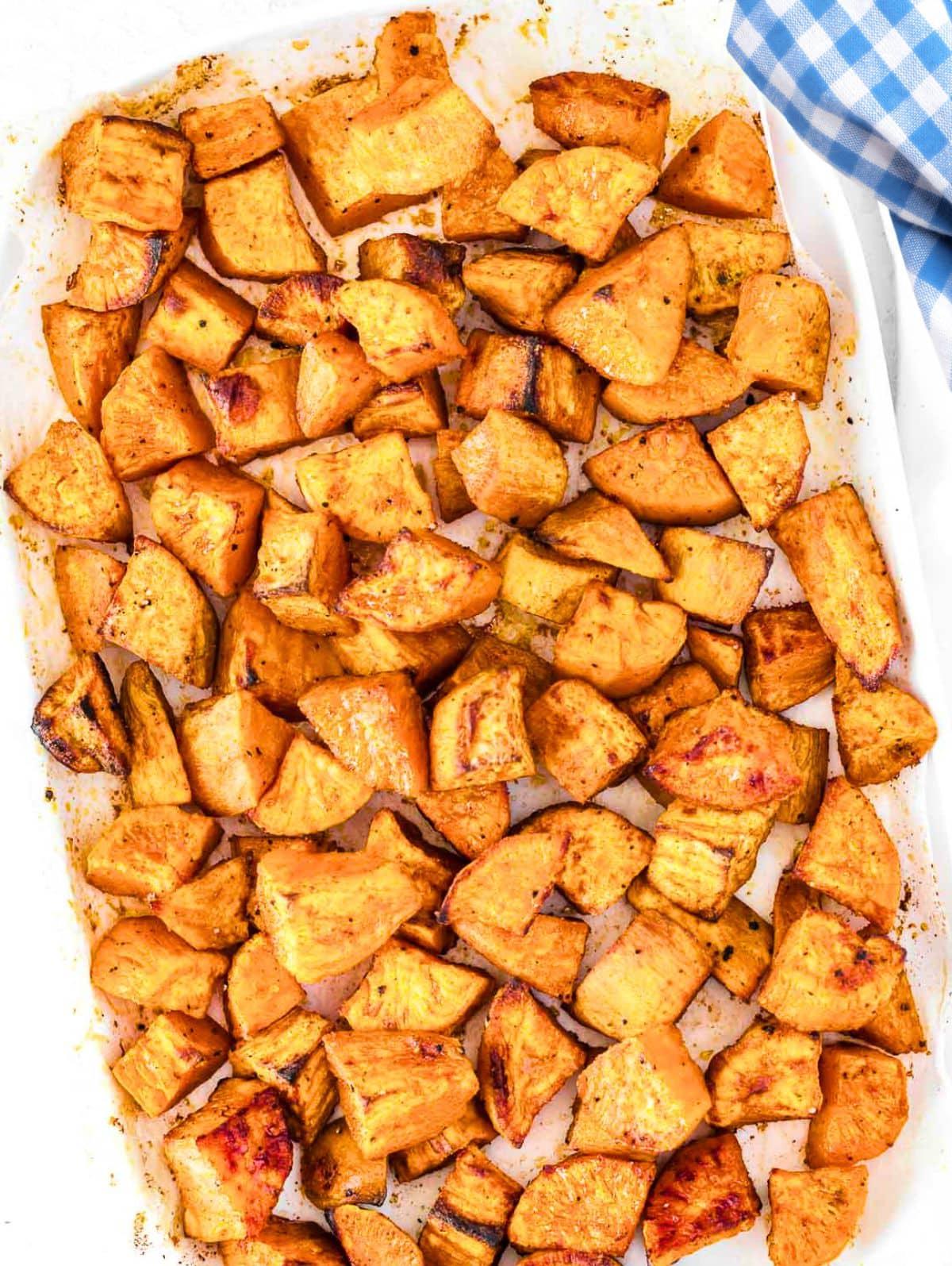 geröstete Süßkartoffeln auf einer Platte