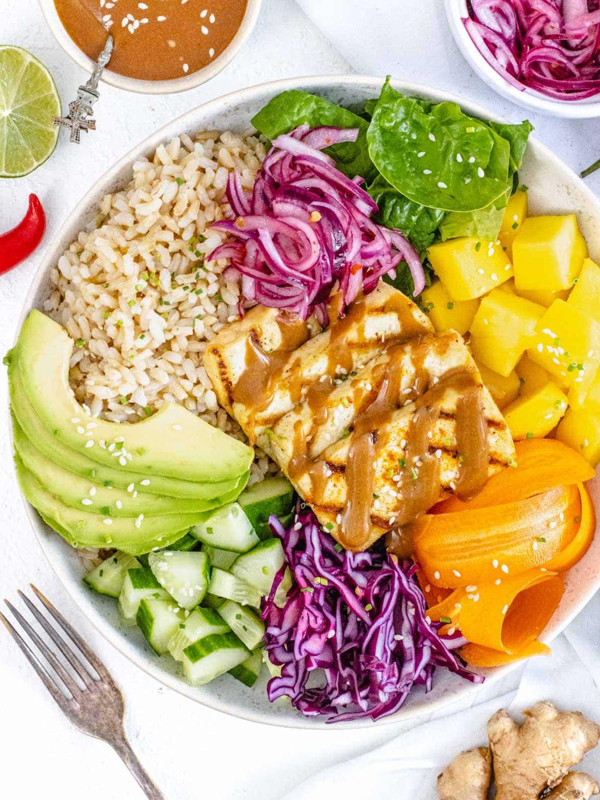 Buddha Bowl mit Protein, Avocado, Reis und Gemüse.