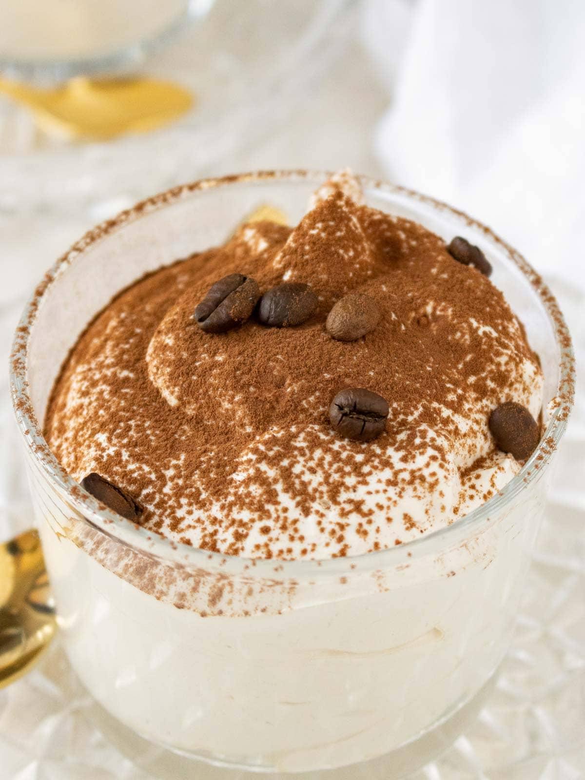 Kaffee-Mousse in einem Glas mit Kakao bestreut