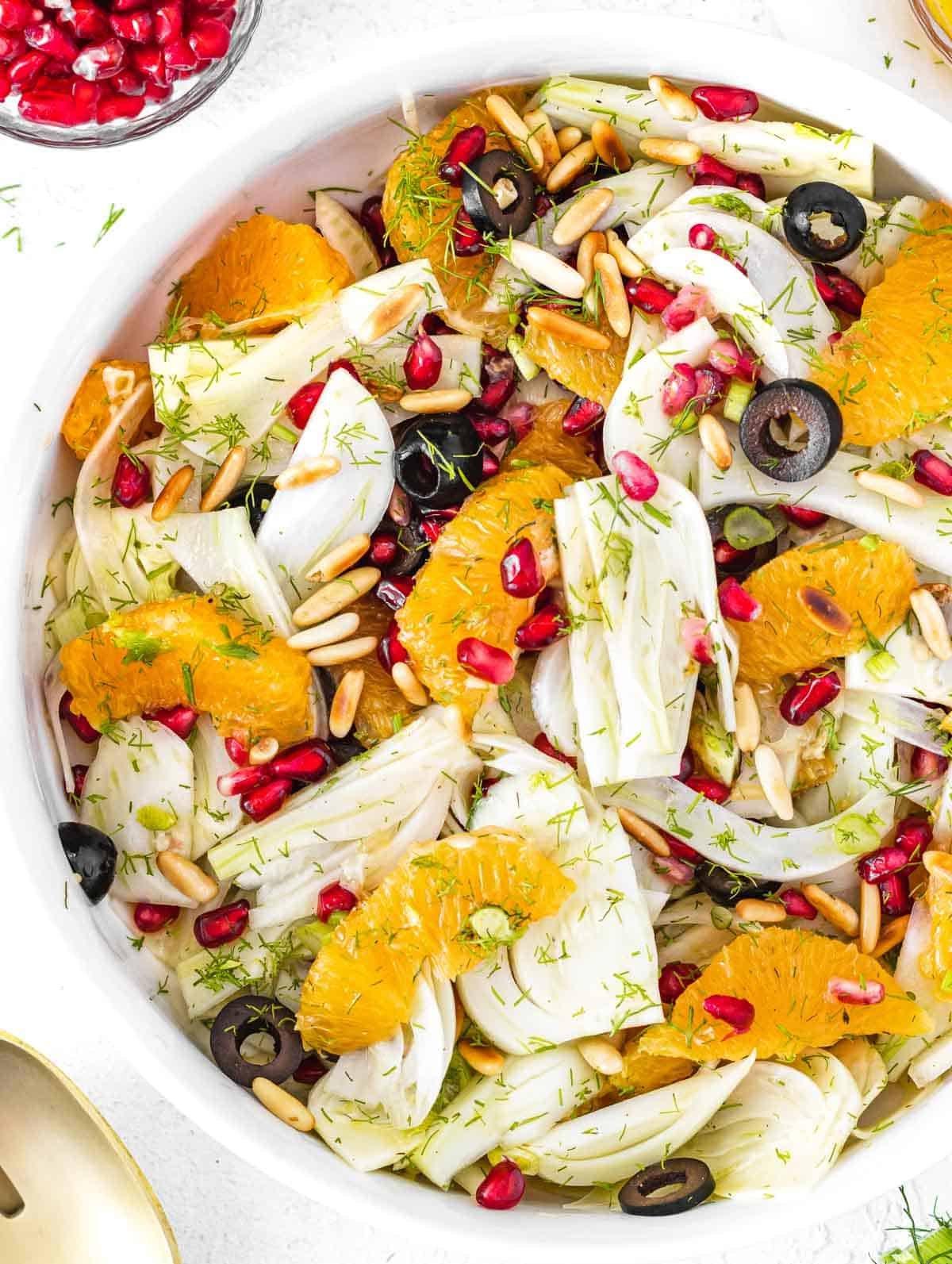 Fenchel-Orangen-Salat in einer weißen Schüssel