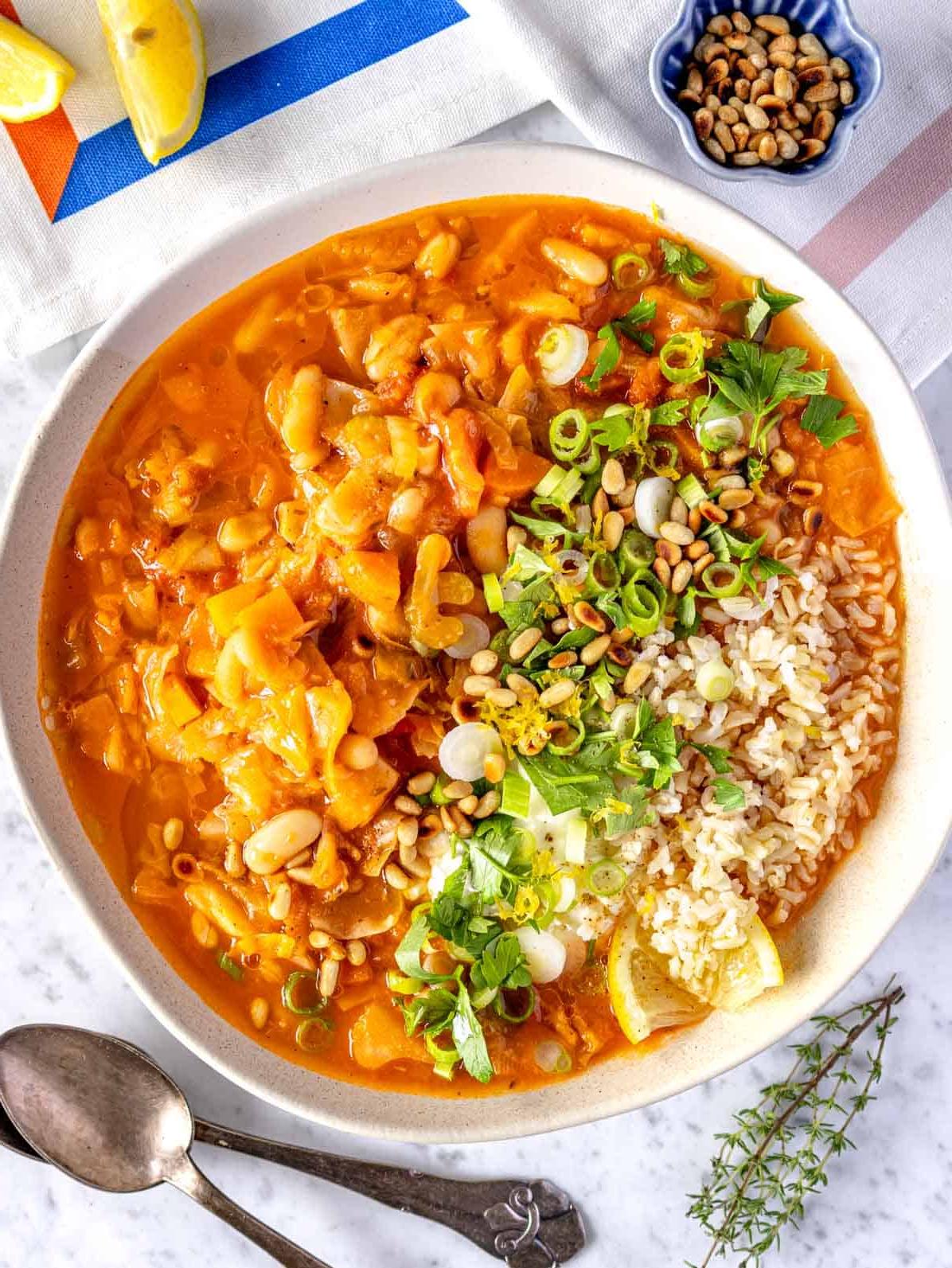 Kohlsuppe mit braunem Reis und Zitrone
