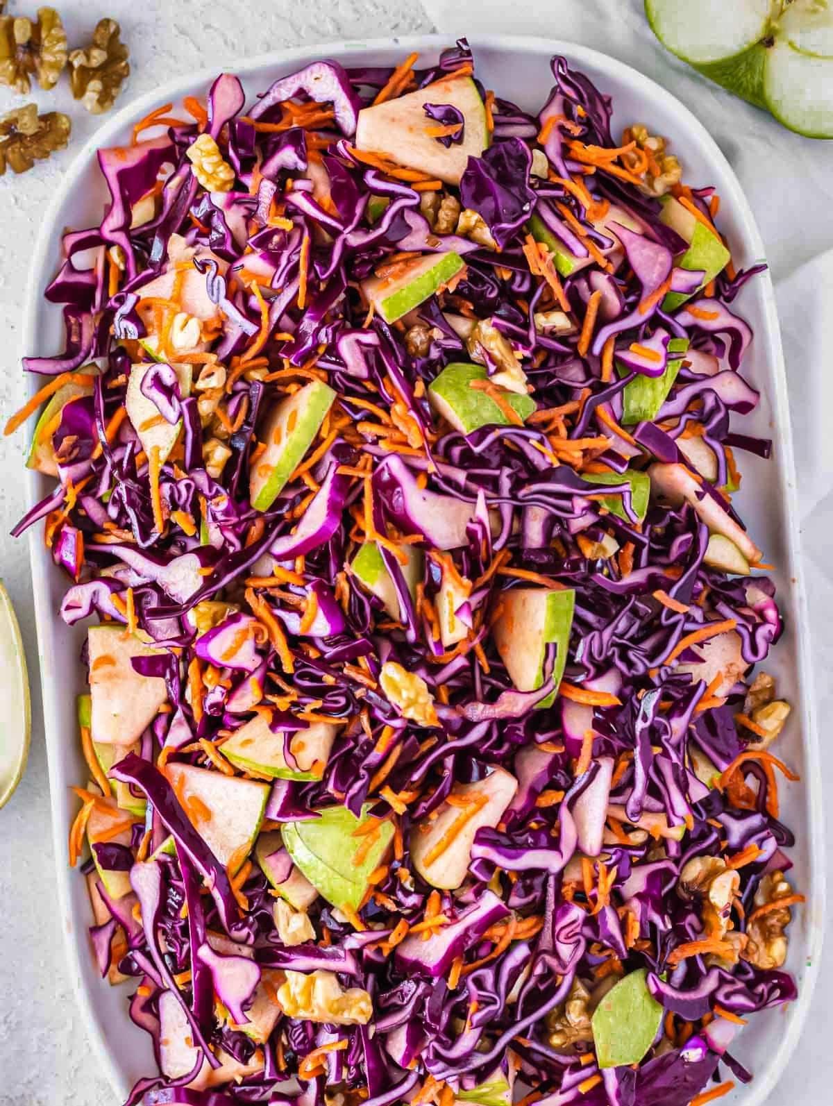 Essig-Krautsalat in einer Schüssel auf einem Holztisch.