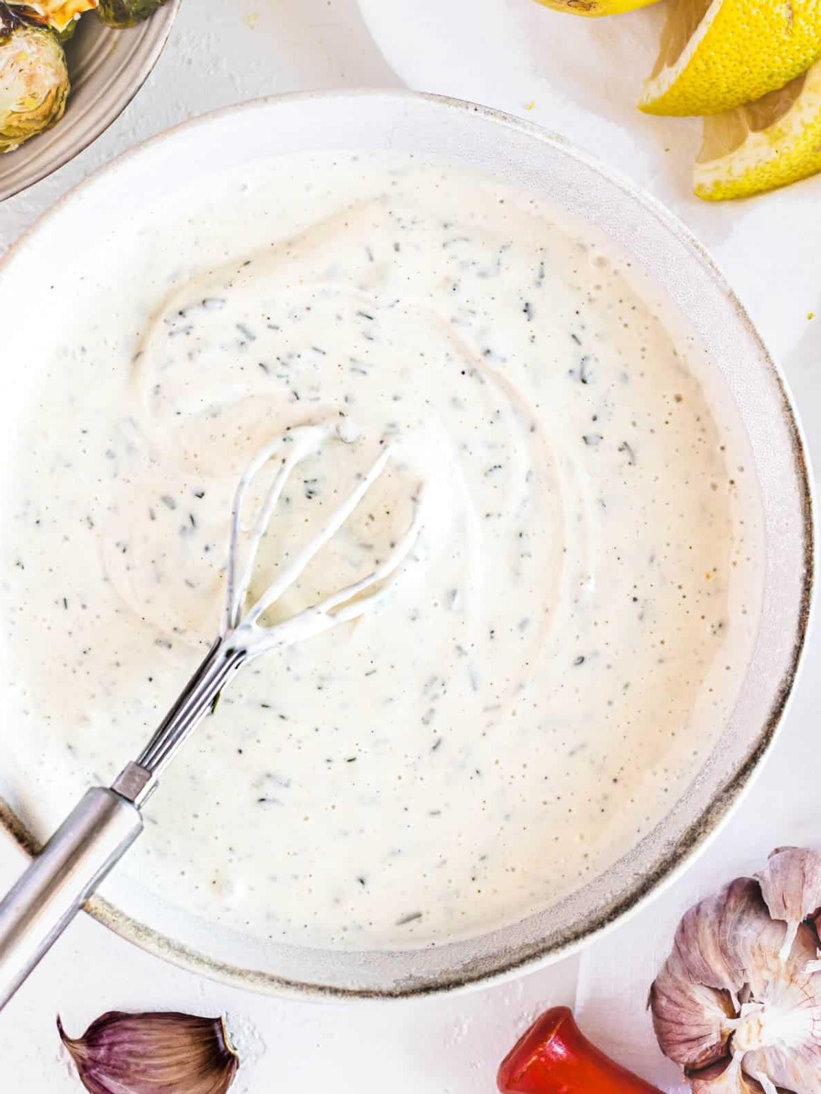 Veganes Ranch Dressing in einer Schale