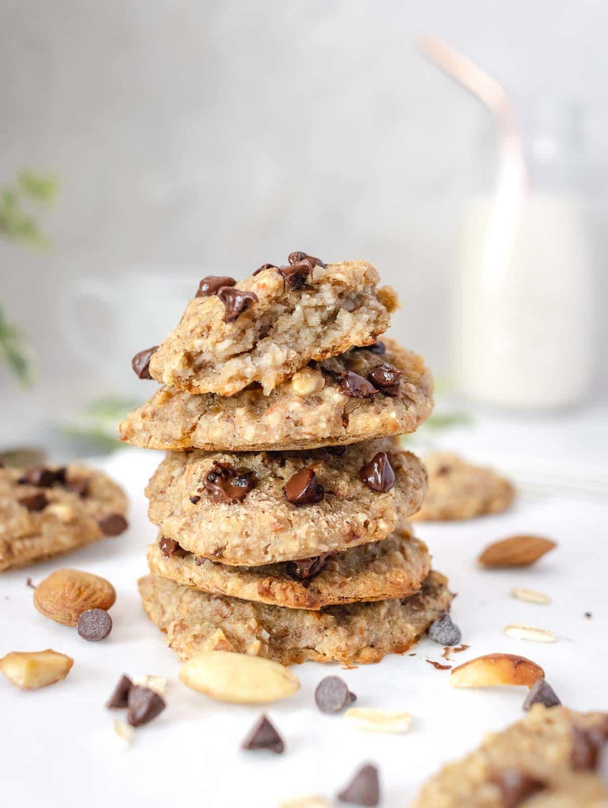 Vegane Haferkekse mit Rosinen und Schokostückchen auf einem Holzbrett