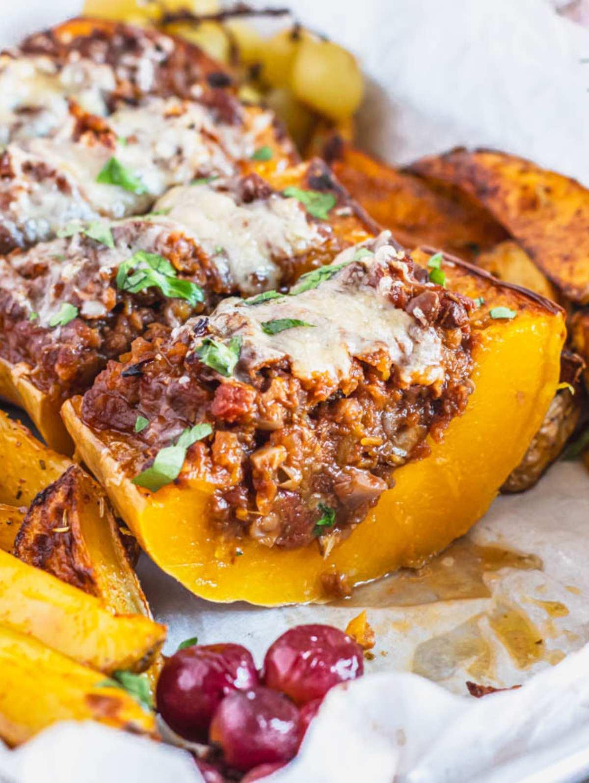 gefüllter Butternut-Kürbis mit Linsen und geschmolzenem Käse