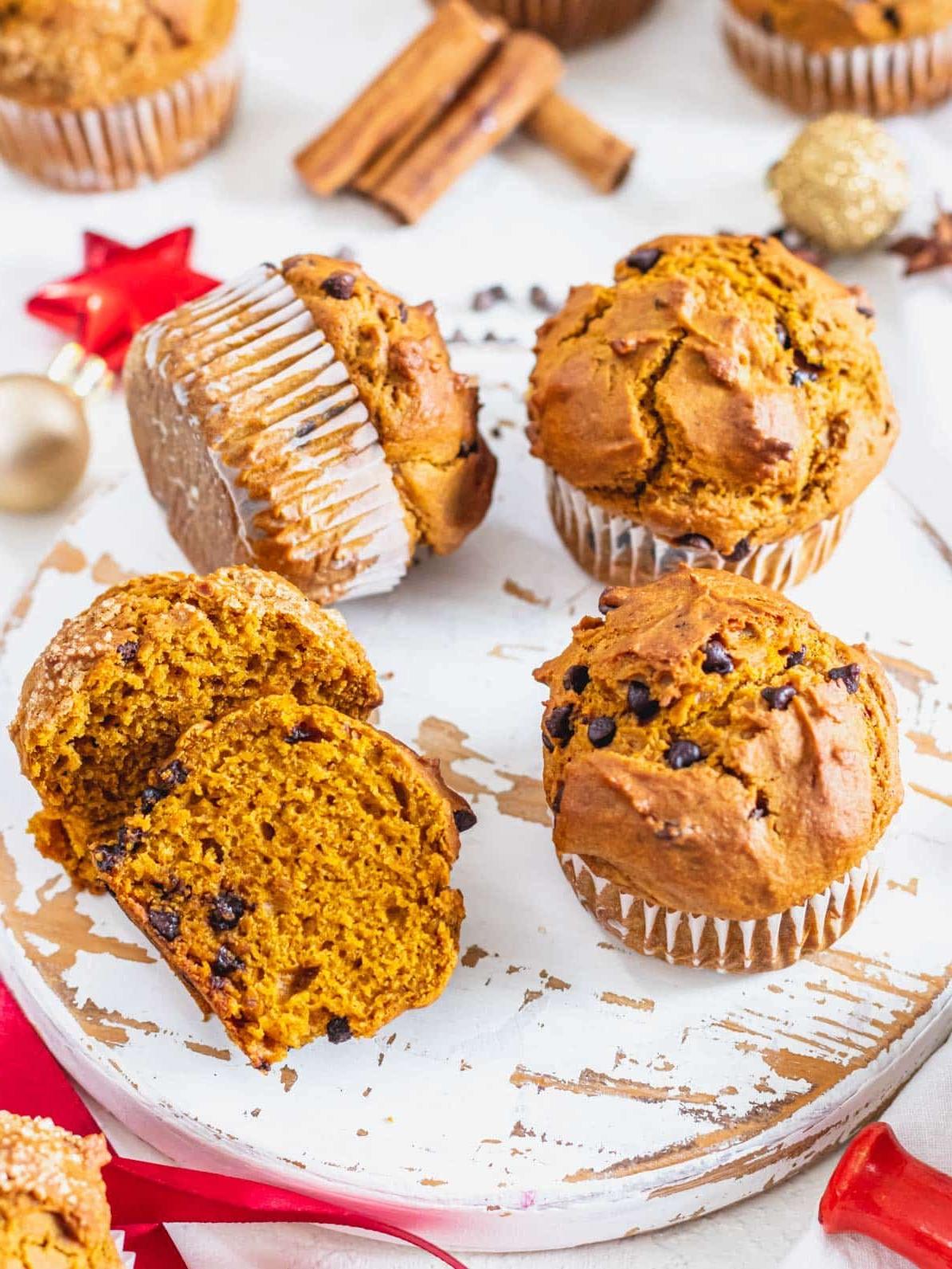 Kürbismuffins auf einer weißen Platte