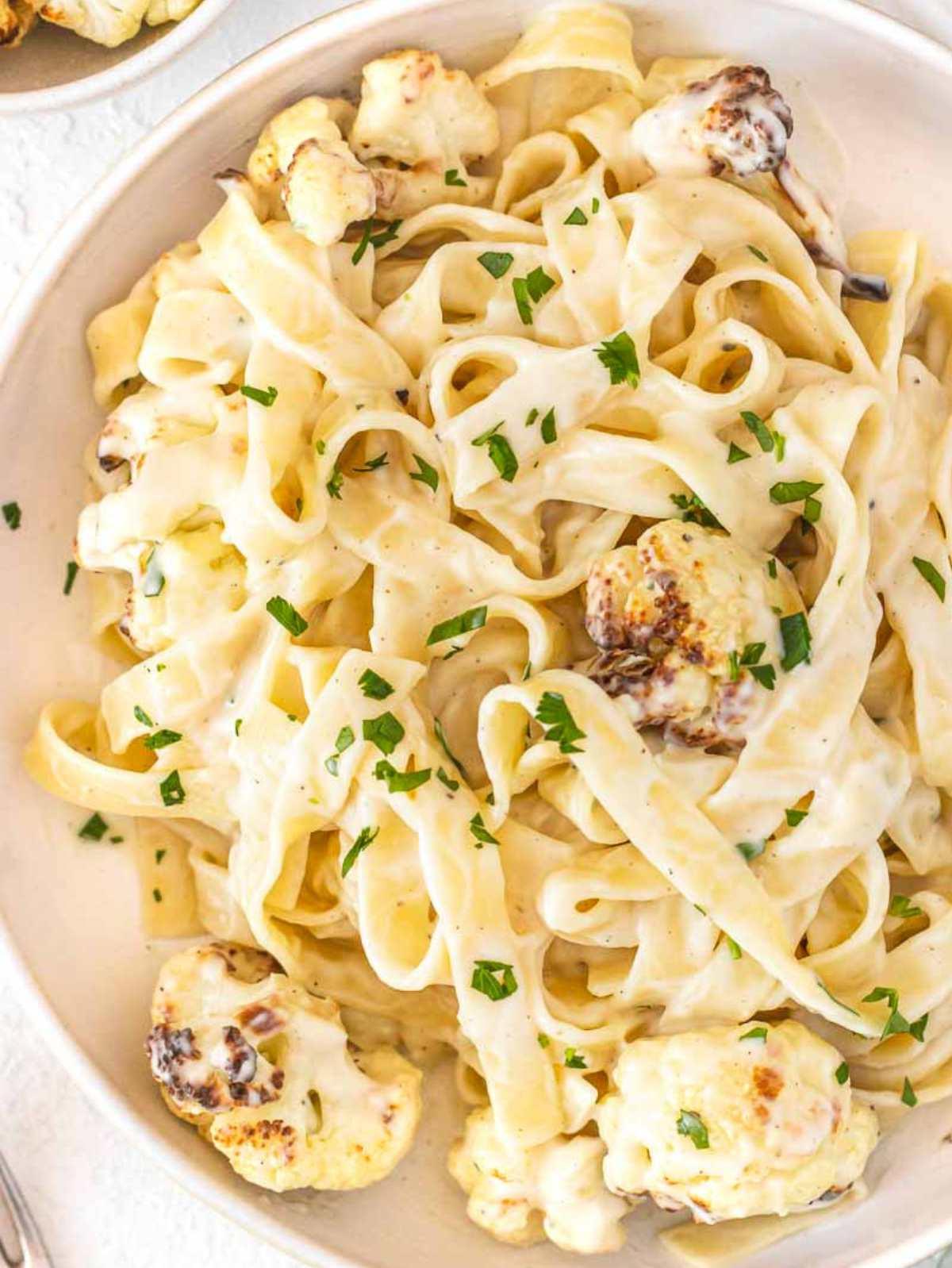 Alfredo-Soße ohne schwere Sahne und gerösteter Blumenkohl – ein leichtes und cremiges Blumenkohl Alfredo Gericht.