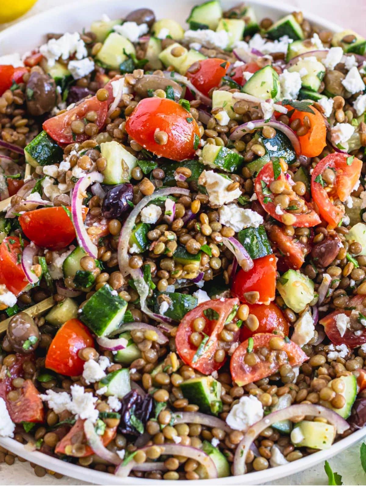 Linsensalat in einer Schüssel.