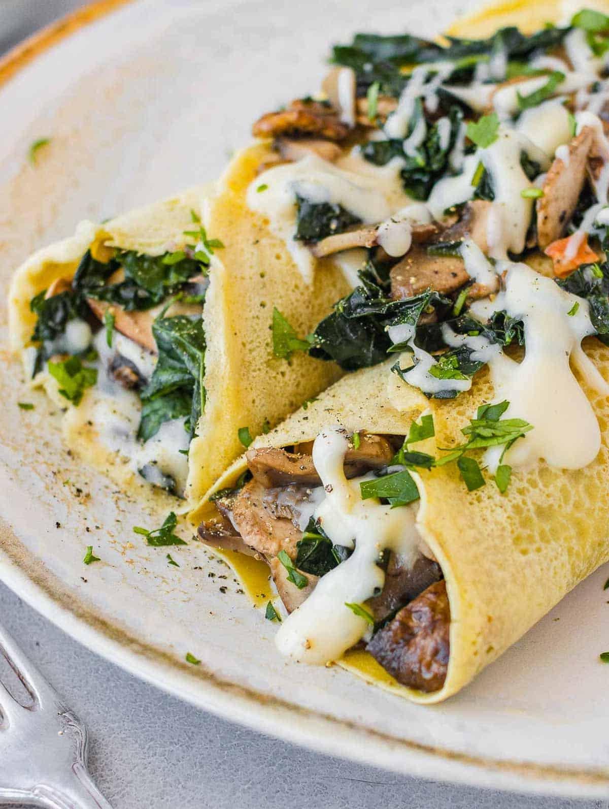 herzhafte Crêpes mit weißer Soße