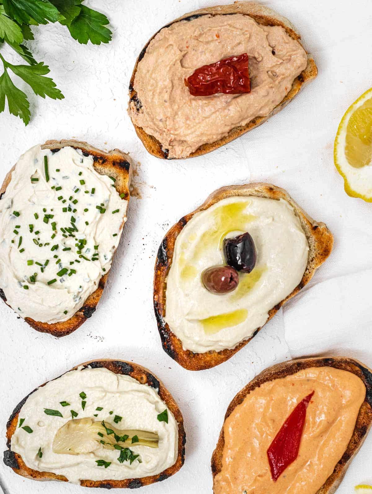 Tofu Frischkäse auf geröstetem Brot