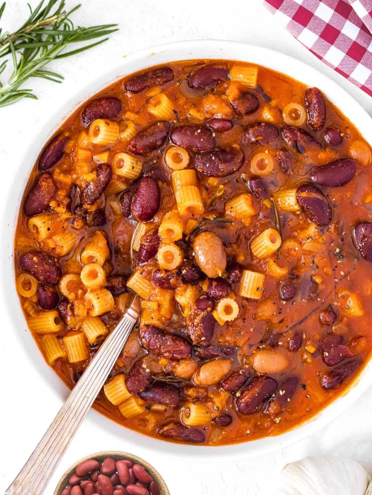 Pasta e fagioli mit einem Silberlöffel