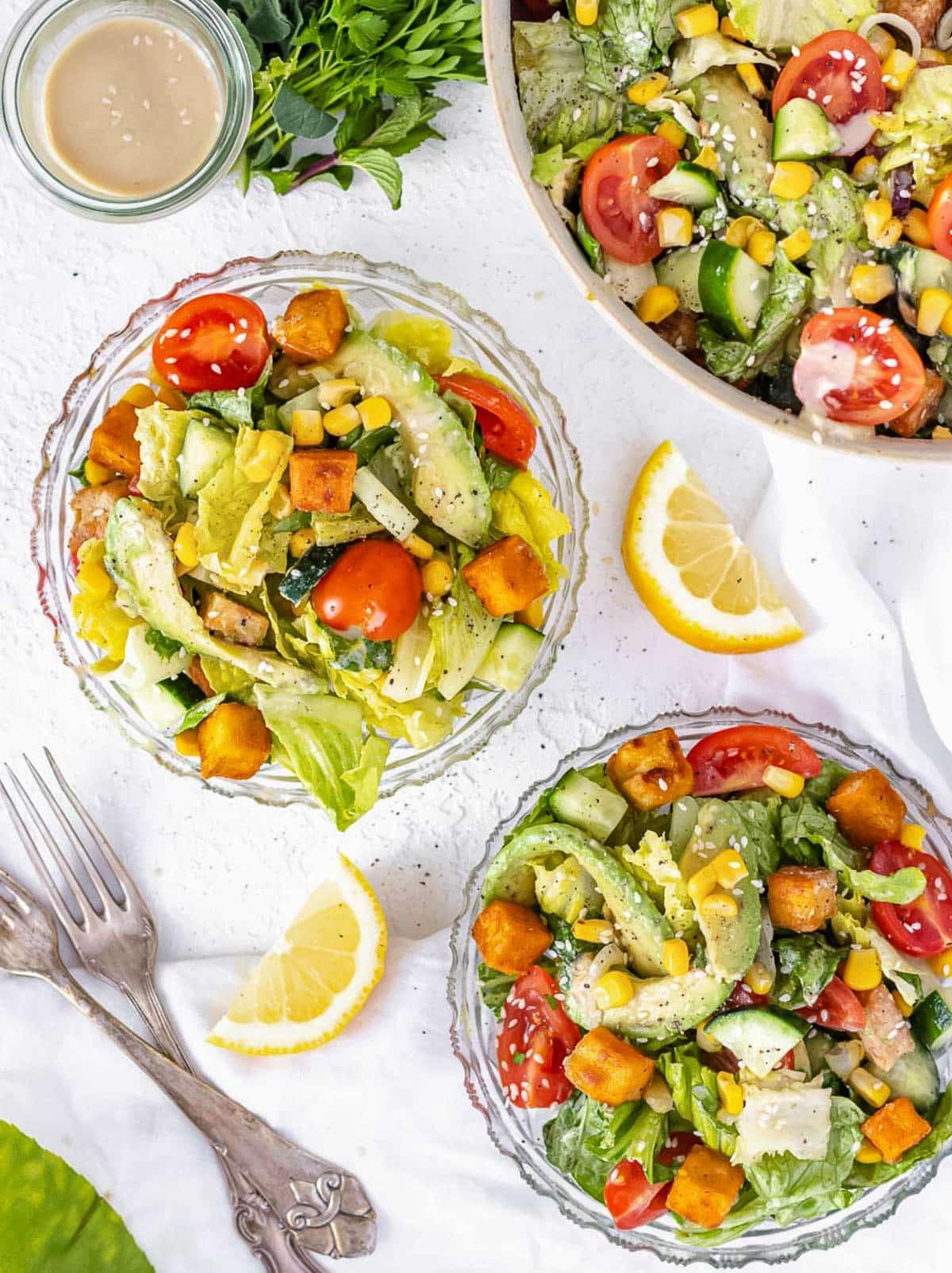 Tofusalat mit Tahini-Dressing in einer Schüssel, bereit zum Servieren.