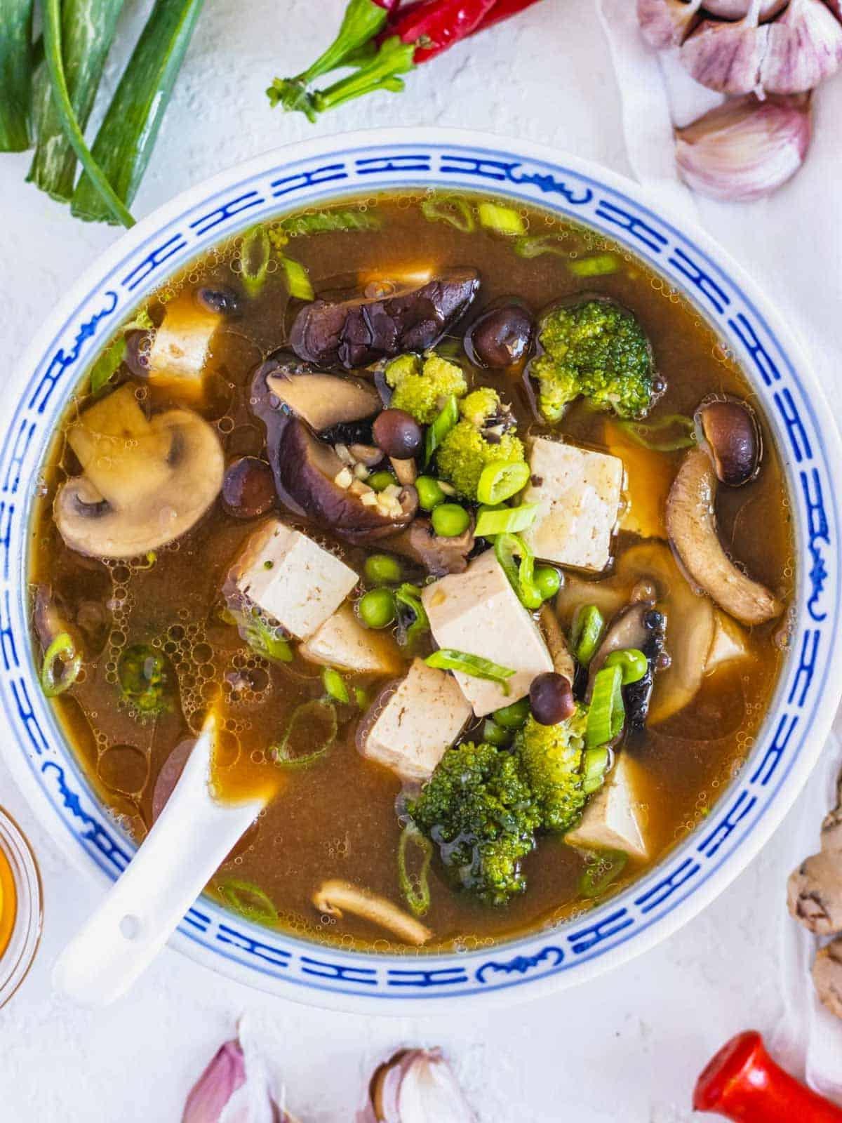 Pilzen, Brokkoli und Erbsen mit Tofusuppe.