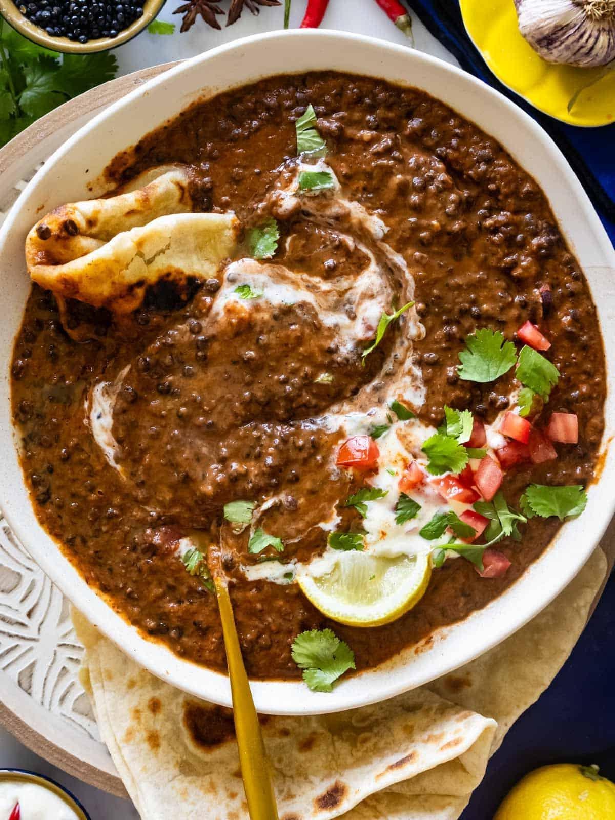 Dal Makhani mit Fladenbrot.