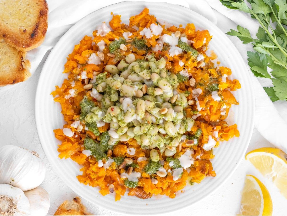 Karottenpüree und Cannellini mit italienischer Salsa Verde