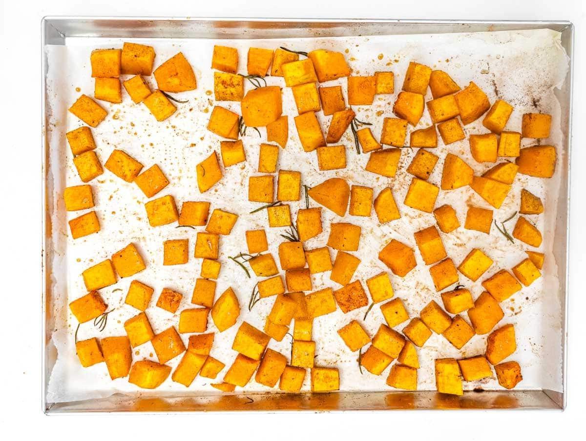 Geröstete Butternusswürfel auf dem Tablett
