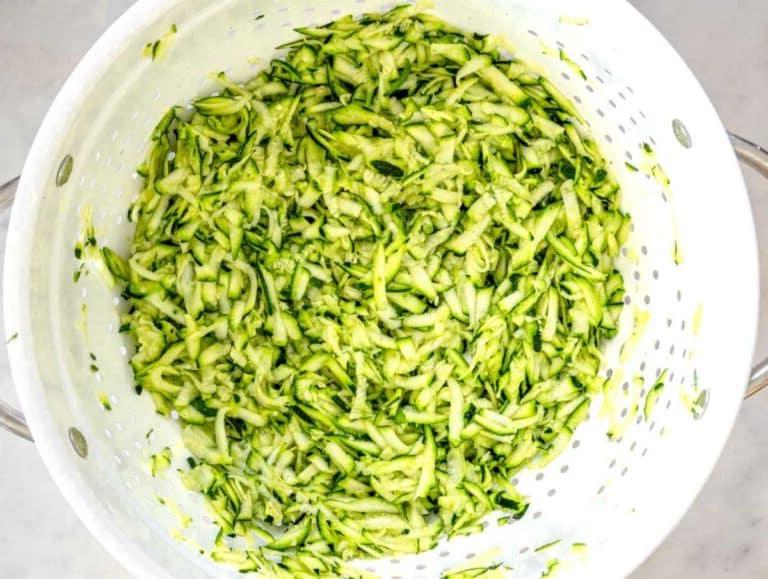 Schritt 1 Geriebene Zucchini in einem Sieb mit Salz vermischt.