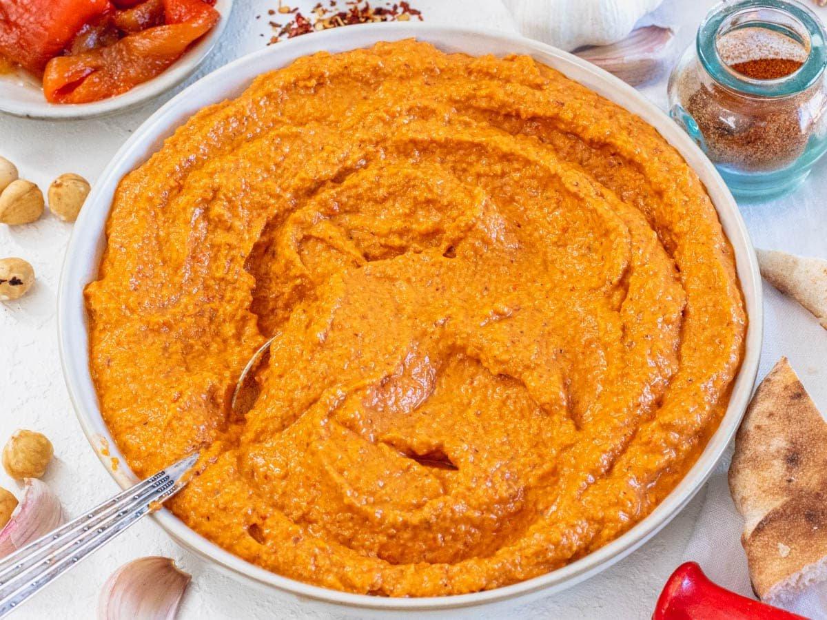 Cremige Romesco-Sauce in einer Schüssel