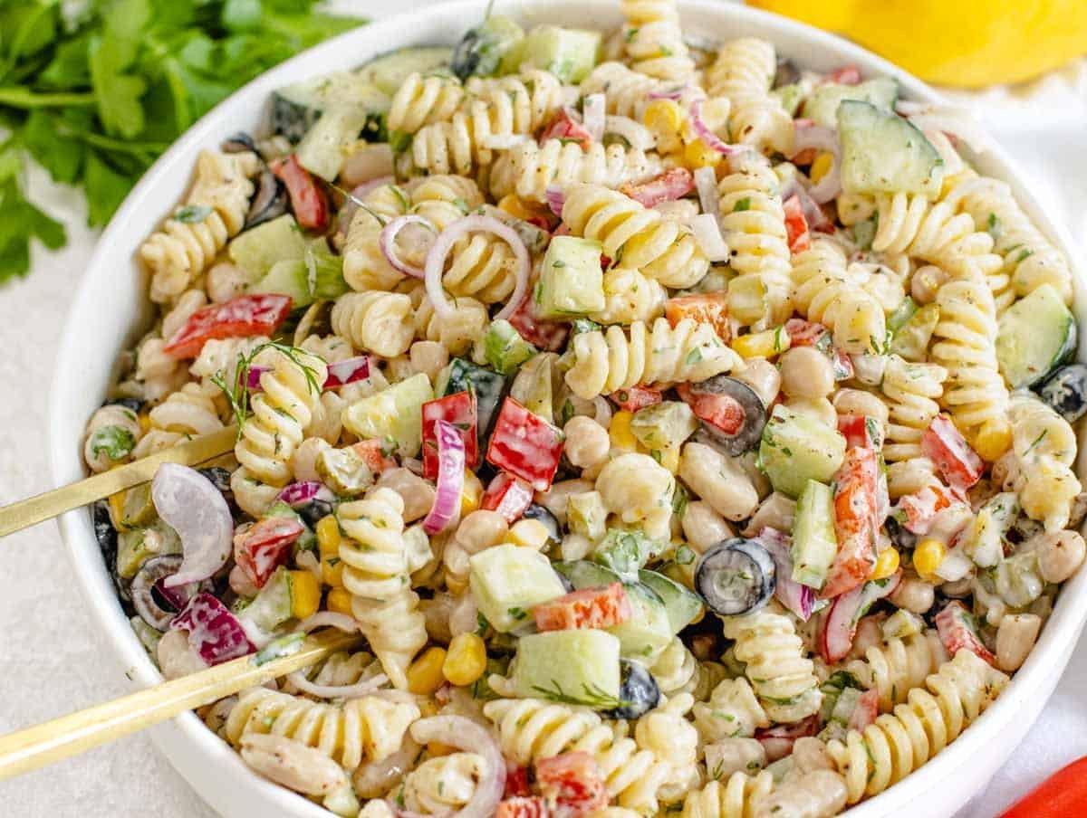 Cremiger Nudelsalat mit Mayonnaise und Oliven