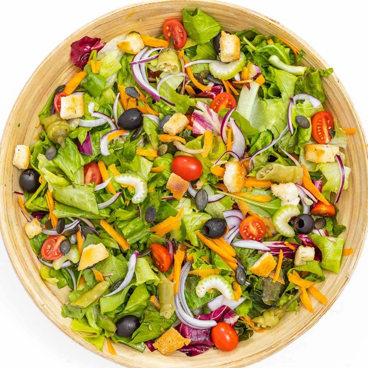 Italienischer Salat mit Croutons